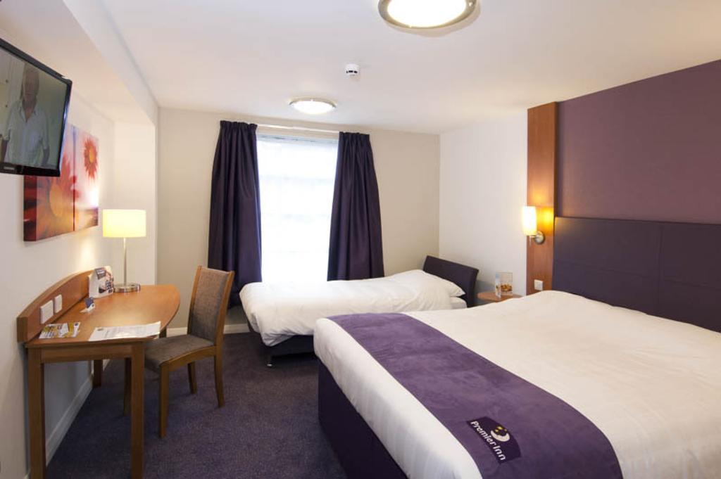 Dundee East Premier Travel Inn Room photo
