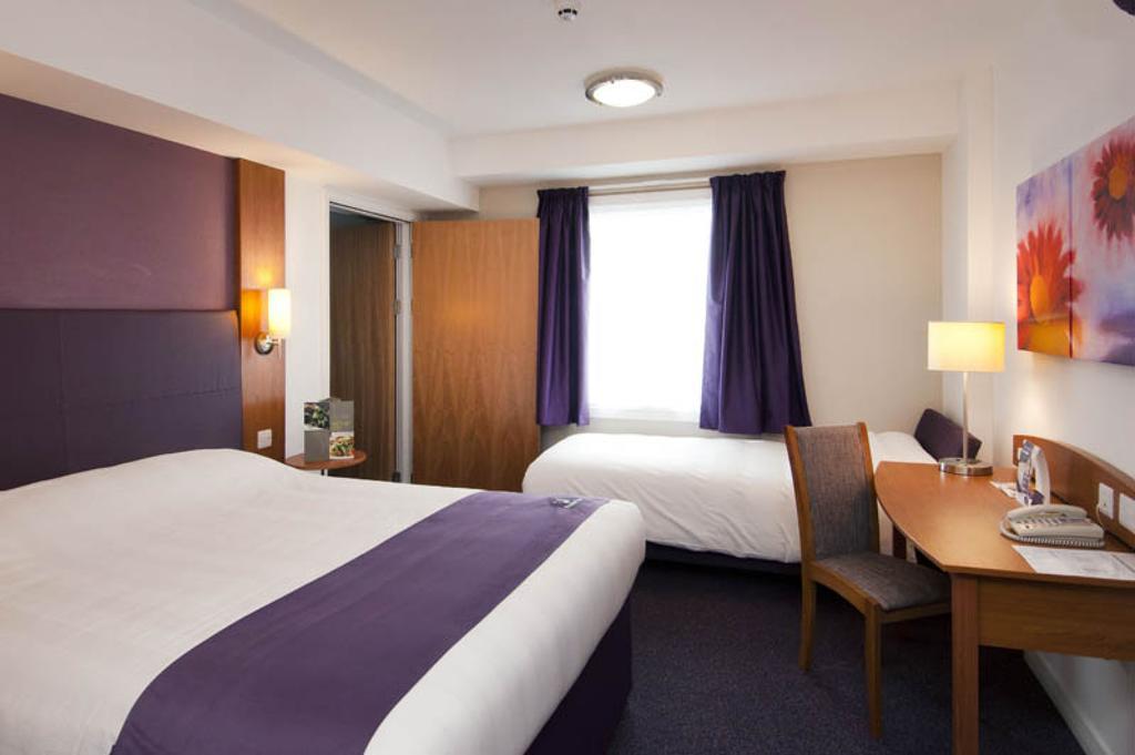 Dundee East Premier Travel Inn Room photo