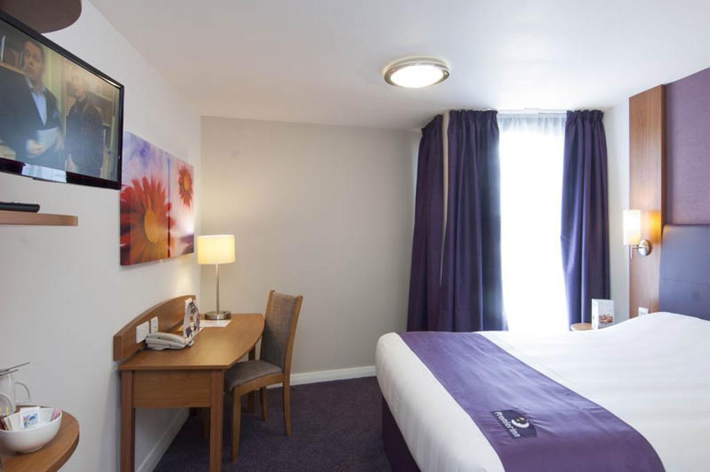 Dundee East Premier Travel Inn Room photo
