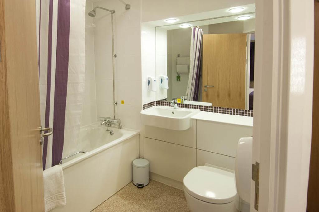 Dundee East Premier Travel Inn Room photo